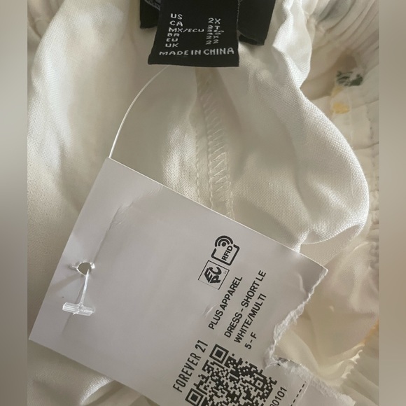 NWT FOREVER 21 dress with pockets. Tie back straps and square cut neck line - Picture 9 of 9